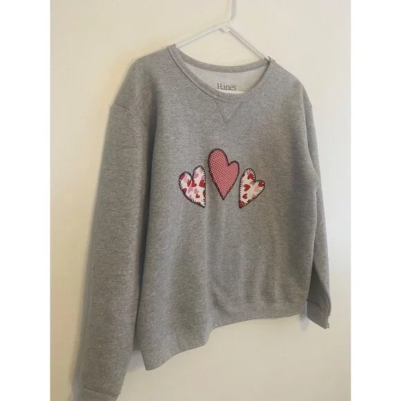 Hand-Embroidered Valentine’s Day Hanes Sweatshirt With Heart Appliques Size L - Picture 2 of 7